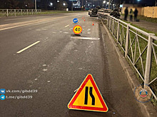 На Аллее Смелых легковушка врезалась в ограждение и перевернулась