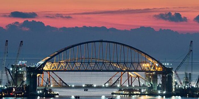 Установка автодорожной арки Крымского моста продолжается третьи сутки