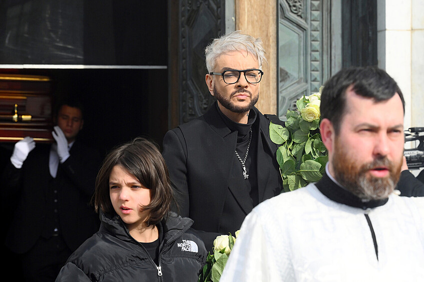 Певец Филипп Киркоров и его сын Мартин выходят из храма Христа Спасителя, где прошло отпевание народного артиста России Бедроса Киркорова, 21 марта 2025 года