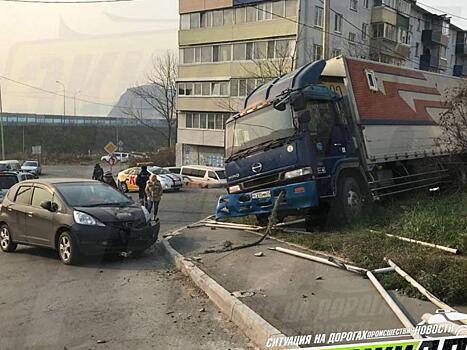 Во Владивостоке грузовик столкнулся с пятью иномарками