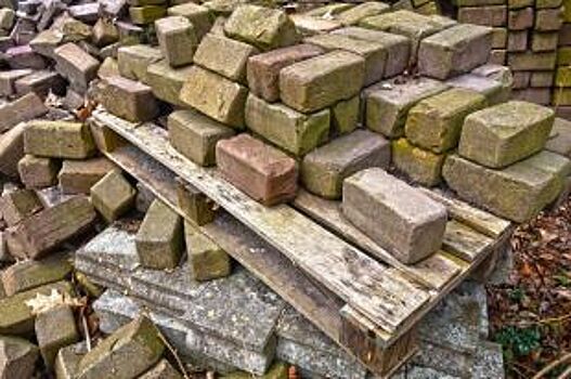 На проспекте Науки кусок здания упал на женщину