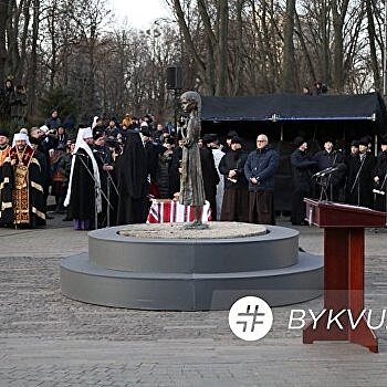 Постамент памятника жертвам голодомора в Киеве зачистили для свечек четы Зеленских