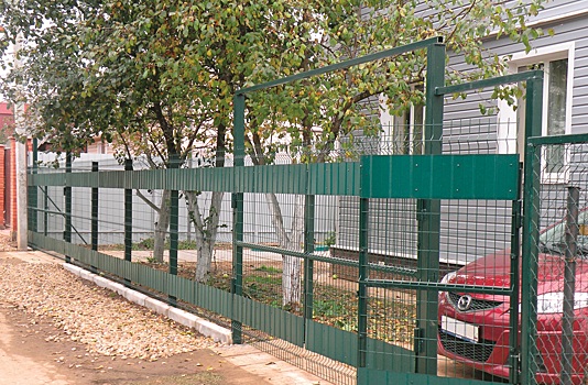 Сделать забор из готовой сварной сетки намного быстрее, чем из профнастила или рабицы