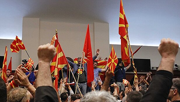 Албанец, ставший спикером парламента Македонии, занял кабинет