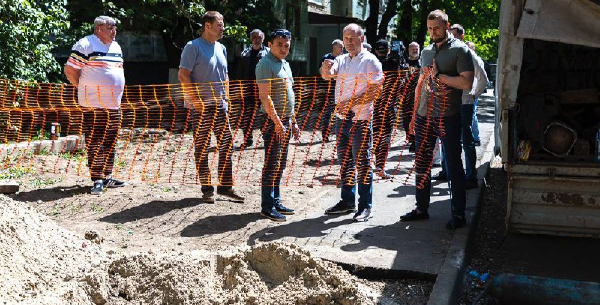 Глава города проверил ход работ по восстановлению горячего водоснабжения