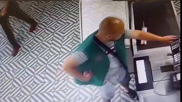 Мужчина под видом кассира-стажера ограбил три магазина в Москве