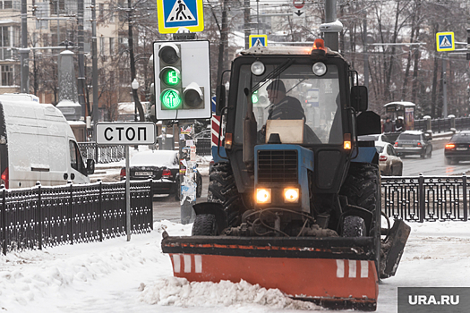 В Екатеринбурге первоочередно чистят дороги для общественного транспорта и мосты