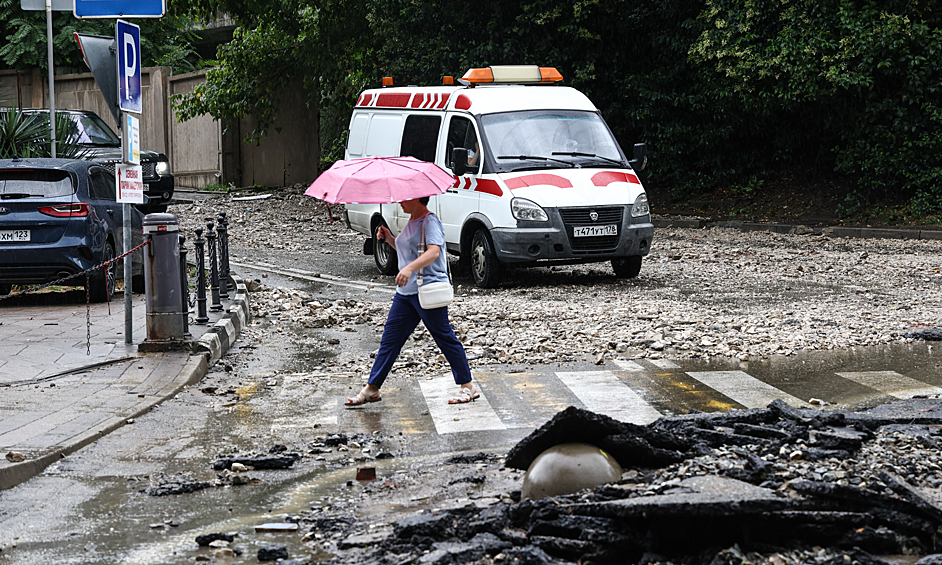 Асфальт, поврежденный в результате подтопления из-за дождя, на улице Шоссейная в микрорайоне Хоста