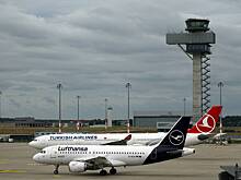 Мужчина набросился с вилкой на двух подростков во время полета в Европу