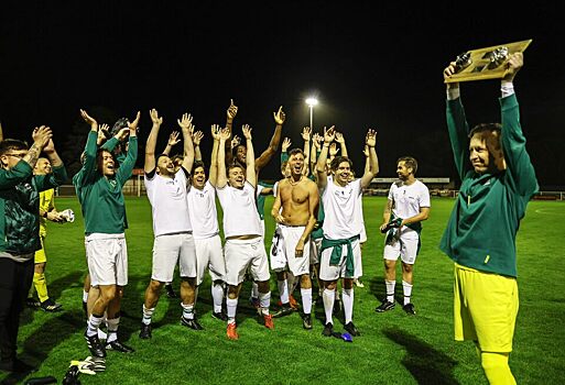 Команда Mercedes проиграла Aston Martin в футбольном матче