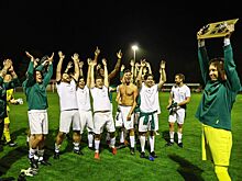 Команда Mercedes проиграла Aston Martin в футбольном матче