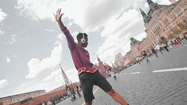 Удмуртский флекс: в Москве сняли ролик с афроамериканцем, танцующим под удмуртскую песню