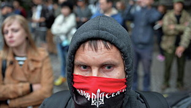 В Харькове бандиты-активисты избили двух крупных чинов полиции после ДТП с девушкой. Все подробности (Страна, Украина)