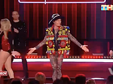 Павел Воля спародировал выход Киркорова в лосинах на сцену