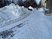 В Кирове несколько дней не могли убрать снег с муниципальной парковки