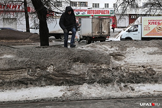 Вывезти до 29 числа: в мэрии отчитались о борьбе с грязным снегом на уфимских улицах