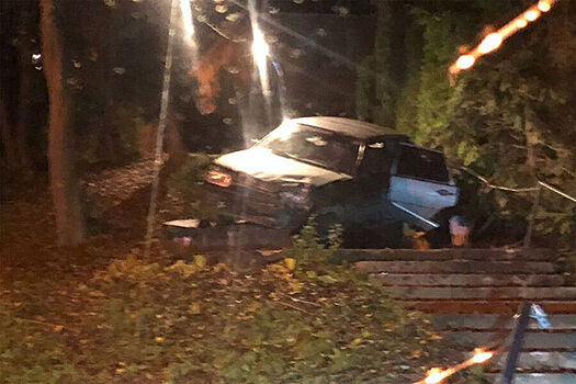 В Подмосковье легковушка снесла памятник воинам Великой Отечественной войны