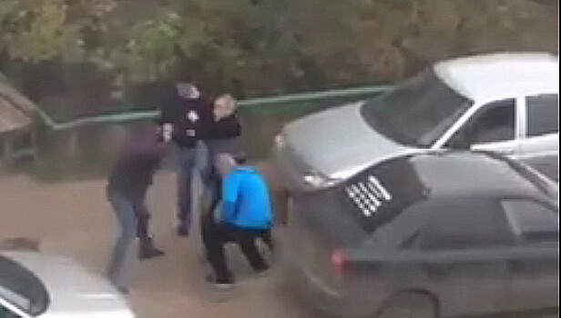 Один против трех: дорожный спор башкирских водителей завершился дракой