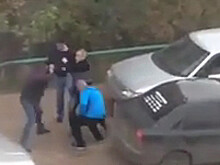 Один против трех: дорожный спор башкирских водителей завершился дракой