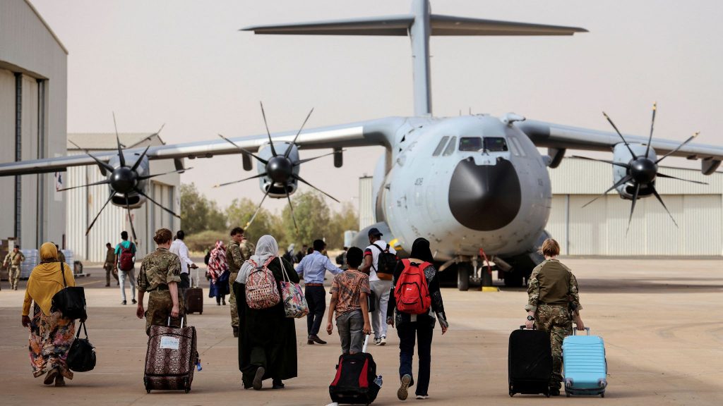 Канада приостановила эвакуацию своих граждан из Судана по воздуху из-за ухудшения ситуации с безопасностью
