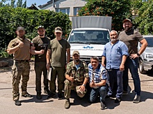 Депутаты Ямала подарили внедорожник с грузовой платформой участникам СВО