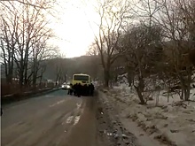 Во Владивостоке пассажирам пришлось толкать заглохший автобус