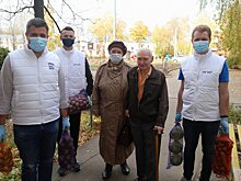 Луховицкие партийцы и молодогвардейцы обеспечивают ветеранов овощными наборами