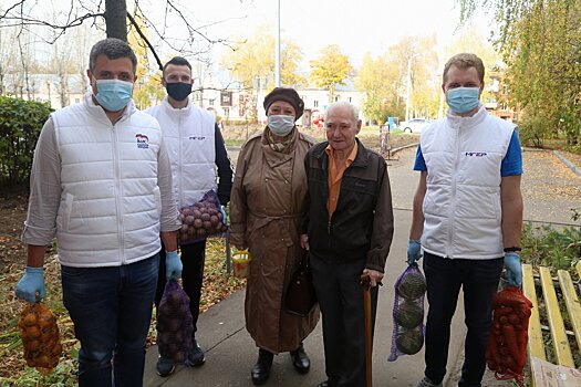 Луховицкие партийцы и молодогвардейцы обеспечивают ветеранов овощными наборами