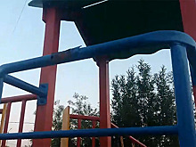 В Тарко-Сале прокуратура выявила нарушения на игровой площадке, где на детей рухнули качели