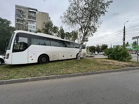 В Самаре водитель автобуса потерял сознание и влетел в ограждение