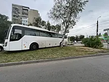 В Самаре водитель автобуса потерял сознание и влетел в ограждение