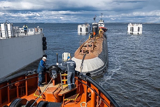 Погрузка АПЛ К-3 «Ленинский комсомол» на баржу «Атлант» проходит в акватории Выборгского залива