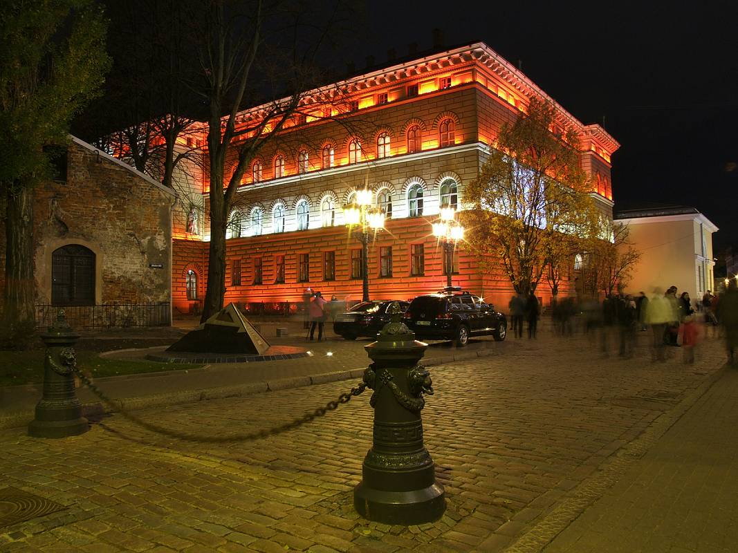 Латвийский депутат публично возмутился общением шепотом на русском языке