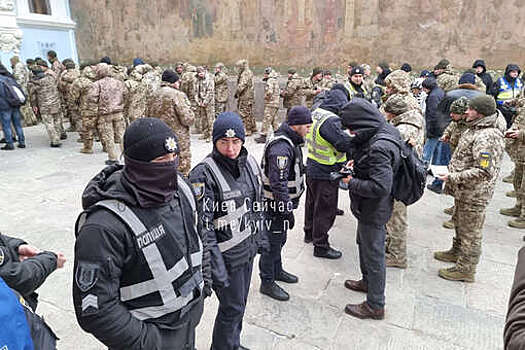 Возле Киево-Печерской Лавры замечена группа лиц с нашивками "Правого сектора"