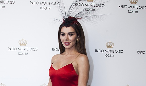 Скачки «Гран-При Радио Monte Carlo»: Седокова показала пышный бюст в платье на голое тело, а Шишкова — бесконечные ноги в мини в горошек