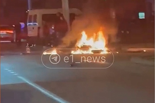 В Екатеринбурге мотоцикл превратился в факел после столкновения с такси