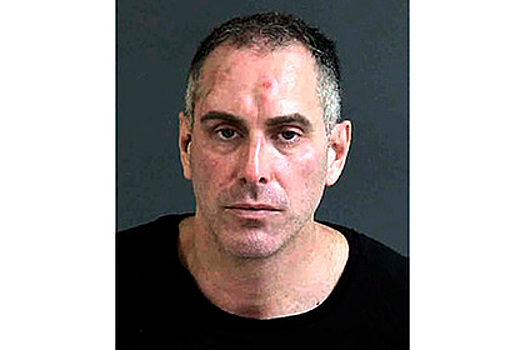 Пассажир впал в бешенство в самолете и порвал попутчику ухо