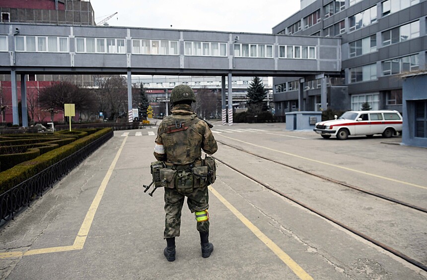 Военнослужащий РФ на территории Запорожской атомной электростанции, расположенной в степной зоне на берегу Каховского водохранилища в Запорожской области Украины в городе Энергодар