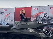 В День Победы летчик-герой из Сызрани Дамир Юсупов проехал на танке на военном параде