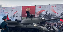 В День Победы летчик-герой из Сызрани Дамир Юсупов проехал на танке на военном параде