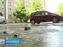 В Воронеже на улице Хользунова «родник» посреди двора бьёт почти неделю