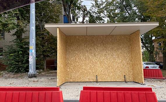 В Курске на КЗТЗ установили остановочный комплекс из ДСП