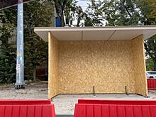 В Курске на КЗТЗ установили остановочный комплекс из ДСП