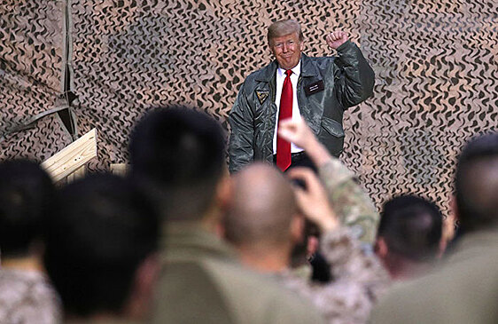 Трамп заскучал в Вашингтоне и неожиданно впервые прилетел в Ирак
