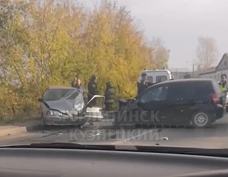 Серьезное ДТП с тремя автомобилями произошло в Кузбассе