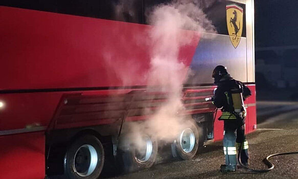 Грузовик с оборудованием «Феррари» задымился по пути на Гран-при Италии