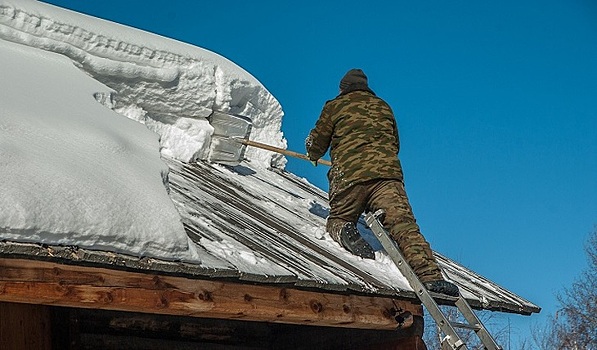 Внимание депутата Вишневского к уборке крыш заставило коммунальщиков Петербурга взяться за работу