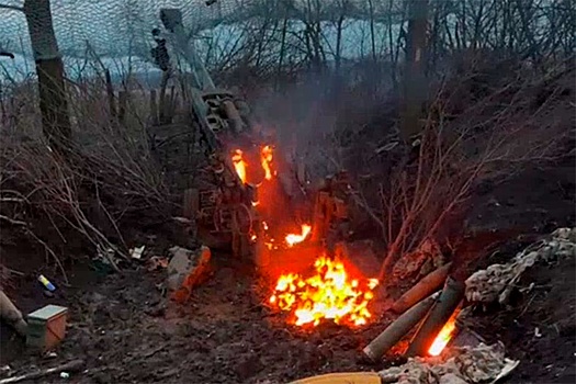 Боевики ВСУ сняли горящую 155-мм буксируемую гаубицу М777