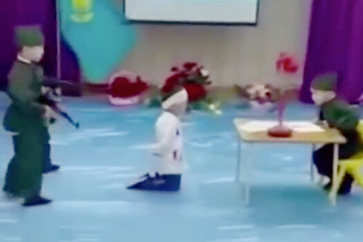 В Казахстане дети в садике изобразили, как советские солдаты расстреляли студента