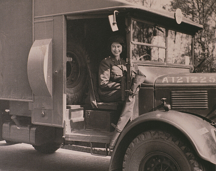 Принцесса Елизавета за рулем санитарного автомобиля во время Второй мировой войны, 1945 год